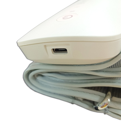 Cyfrowe elektroniczne urządzenie do monitorowania ciśnienia krwi na ramieniu. Gospodarstwo domowe